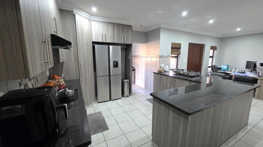 To Let 3 Bedroom Property for Rent in Melodie North West